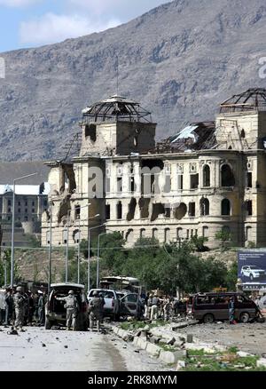 Bildnummer: 54057156  Datum: 18.05.2010  Copyright: imago/Xinhua (100518) -- KABUL, May 18, 2010 (Xinhua) -- U.S. soldiers load bodies of their colleagues after a strong suicide car bomb attack in Kabul, Afghanistan, May 18, 2010. A total of 18 people, including six international service members with the NATO-led International Security Assistance Force (ISAF), were killed in the suicide attack that targeted the convoy of NATO-led troops Tuesday morning in Kabul. (Xinhua/Sorkhabi) (zcq) AFGHANISTAN-KABUL-ATTACK PUBLICATIONxNOTxINxCHN Gesellschaft Kriminalität Terror Bombenanschlag Bombenexplosi Stock Photo