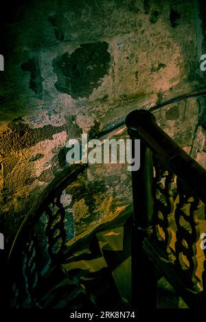 Scalinata in legno in una vecchia e raccapricciante cantina Foto Stock
