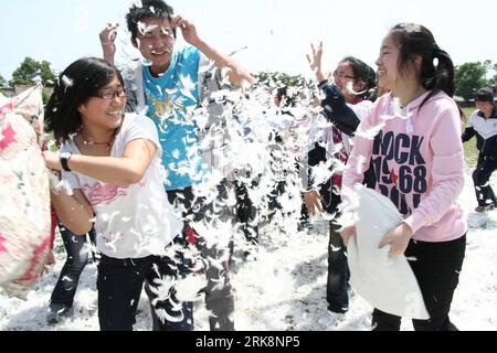 Bildnummer: 54063320 Datum: 19.05.2010 Copyright: imago/Xinhua (100520) -- CHAOHU, 20 maggio 2010 (Xinhua) -- tre studenti anziani della scuola media Lintou prendono parte a una lotta per il cuscino nella contea di Hanshan della città di Chaohu, nella provincia di Anhui della Cina orientale, 19 maggio 2010. Mentre l'esame annuale di ammissione al college nazionale si avvicina, la Lintou Middle School ha tenuto varie attività per aiutare gli studenti a rilasciare la pressione. (Xinhua/Cheng Qianjun) (zgp) (1)CHINA-CHAOHU-COLLEGE ENTRY EXAMINATION-PRESSURE RELEASE (CN) PUBLICATIONxNOTxINxCHN Gesellschaft kbdig xmk 2010 quer o0 Schüler, Kissenschlacht Bildnummer Foto Stock