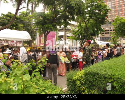 Bildnummer: 54063647  Datum: 20.05.2010  Copyright: imago/Xinhua (100520) -- BANGKOK, May 20, 2010 (Xinhua) -- Red-shirts protestors who prepare to return home queue up for register in Bangkok, capital of Thailand, May 20, 2010. Thousands of Red shirts began to return home after registration and security examination on Thursday. (Xinhua/Zhu Li) (lyi) (13)THAILAND-BANGKOK- RED SHIRTS -RETURN PUBLICATIONxNOTxINxCHN kbdig xkg 2010 quer o0 Rothemden, Rot Hemden, Rückzug    Bildnummer 54063647 Date 20 05 2010 Copyright Imago XINHUA  Bangkok May 20 2010 XINHUA Red Shirts protestors Who prepare to Re Stock Photo