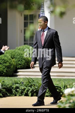 Bildnummer: 54067766 Datum: 21.05.2010 Copyright: imago/Xinhua (100522) -- WASHINGTON, 22 maggio 2010 (Xinhua) -- il presidente degli Stati Uniti Barack Obama partecipa a una cerimonia per firmare un memorandum presidenziale che delinea i prossimi passi per veicoli più puliti ed efficienti al Rose Garden della Casa Bianca a Washington D.C., campidoglio degli Stati Uniti, 21 maggio 2010. Obama venerdì ha diretto l'Agenzia per la protezione ambientale (EPA) e il Dipartimento dei trasporti degli Stati Uniti per creare una prima politica nazionale per aumentare l'efficienza del carburante e ridurre l'inquinamento da gas serra da medi e pesanti Foto Stock