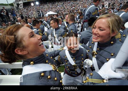 Bildnummer: 54070704  Datum: 22.05.2010  Copyright: imago/Xinhua (100522) -- NEW YORK, May 22, 2010 (Xinhua) -- Cadets celebrate at the 2010 Graduation and Commissioning Ceremony of the U.S. Military Academy in West Point, New York State, the United States, May 22, 2010. (Xinhua/Shen Hong) (zw) (3)U.S.-WEST POINT-GRADUATION PUBLICATIONxNOTxINxCHN West Point Gesellschaft kbdig xkg 2010 quer premiumd xint o0 Kadett Militärakademie Abschluss Freude o00 Absolventen    Bildnummer 54070704 Date 22 05 2010 Copyright Imago XINHUA  New York May 22 2010 XINHUA Cadets Celebrate AT The 2010 Graduation and Stock Photo