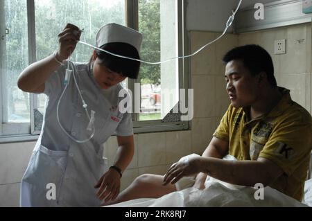 Bildnummer: 54070797 Datum: 23.05.2010 Copyright: imago/Xinhua (100523) -- DONGXIANG (JIANGXI), 23 maggio 2010 (Xinhua) -- una persona ferita riceve cure mediche in un ospedale locale nella provincia del Jiangxi della Cina orientale, 23 maggio 2010. Il bilancio delle vittime da un derail del treno passeggeri nella provincia di Jiangxi domenica è salito a 10, il quartier generale di soccorso ha detto. Almeno 55 sono rimasti feriti, due gravemente, il quartier generale di soccorso ha detto in una dichiarazione. Il treno, diretto alla città turistica di Guilin, nella regione autonoma del Guangxi Zhuang nella Cina meridionale, da Shanghai, deragliò intorno alle 2:10 nella contea di Dongxiang, fu Foto Stock