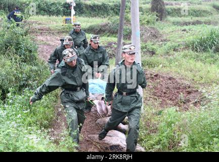 Bildnummer: 54070805  Datum: 23.05.2010  Copyright: imago/Xinhua (100523) -- FUZHOU, May 23, 2010 (Xinhua) -- Rescuers carry an injured passenger out of the site where a passenger train derailed in Dongxiang County, east China s Jiangxi Province, May 23, 2010. Death toll from a passenger train derail in Jiangxi Province on Sunday has risen to 10, rescue headquarters said. At least 55 were injured, two severely. The train, bound for the tourist city of Guilin in south China s Guangxi Zhuang Autonomous Region from Shanghai, derailed at around 2:10 a.m. in Dongxiang county, Fuzhou city in Jiangxi Stock Photo