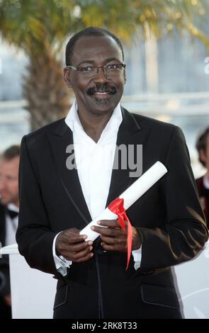 Bildnummer: 54071969  Datum: 23.05.2010  Copyright: imago/Xinhua Chadian director Mahamat-Saleh Haroun (Preis der Jury) poses after winning the Jury Prize for his film A Screaming Man during the photocall of the closing ceremony at the 63rd Cannes Film Festival in France, May 23, 2010. (Xinhua/Xiao He) (yc) (16)FRANCE-FILM-FESTIVAL-CANNES PUBLICATIONxNOTxINxCHN People Kultur Entertainment Film 63. Internationale Filmfestspiele Cannes Preisträger Porträt premiumd xint Highlight kbdig xsk 2010 hoch o00 Trophäe, Objekte    Bildnummer 54071969 Date 23 05 2010 Copyright Imago XINHUA Chadian Directo Stock Photo