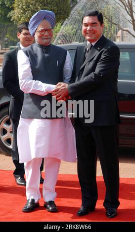 Bildnummer: 54076244  Datum: 25.05.2010  Copyright: imago/Xinhua (100525) -- NEW DELHI, May 25, 2010 (Xinhua) -- Gurbanguly Berdimuhamedov (R), president of Turkmenistan, is greeted by Indian Prime Minister Manmohan Singh for a ceremonial reception at the Rashtrapati Bhavan presidential palace in New Delhi, capital of India, May 25, 2010. (Xinhua/Partha Sarkar)(zx) (1)INDIA-TURKMENISTAN-PRESIDENT-VISIT PUBLICATIONxNOTxINxCHN People Politik kbdig xsk 2010 hoch premiumd xint     Bildnummer 54076244 Date 25 05 2010 Copyright Imago XINHUA  New Delhi May 25 2010 XINHUA Gurbanguly Berdimuhamedov r P Stock Photo