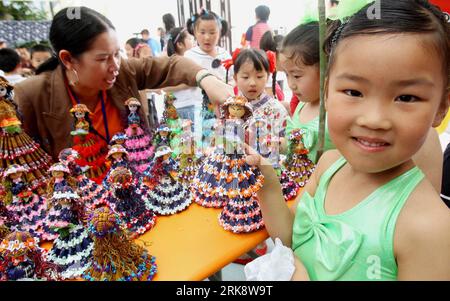 Bildnummer: 54078883 Datum: 25.05.2010 Copyright: imago/Xinhua (100526) -- SUZHOU, 26 maggio 2010 (Xinhua) -- i bambini sono attratti da varie bambole di paglia esposte durante una fiera del tempio tenutasi presso l'asilo del Centro Huqiu di Suzhou, nella provincia del Jiangsu della Cina orientale, 25 maggio 2010. L'asilo ha invitato artisti popolari da Shantang Street ad eseguire la pittura dello zucchero e delle uova durante la fiera del tempio di martedì. (Xinhua/Wang Jianzhong) (mcg) CHINA-JIANGSU-SUZHOU-KINDERGARTEN-TEMPLE FAIR (CN) PUBLICATIONxNOTxINxCHN Gesellschaft China Kinder Bildung kbdig xcb 2010 quer Bildnummer 54078883 Data Foto Stock