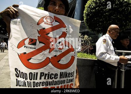 Bildnummer: 54078987  Datum: 26.05.2010  Copyright: imago/Xinhua (100526) -- MANILA, May 26, 2010 (Xinhua) -- A protester holds a placard calling for a halt on oil price increase during a protest outside the Petron head office at Makati City, Manila s business district, the Philippines, May 26, 2010. Protesters said the increases of oil price are unjustified since the price of crude oil in the world market was going down. (Xinhua/Jon Fabrigar)(hdt) (2)THE PHILIPPINES-OIL PRICE-PROTEST PUBLICATIONxNOTxINxCHN Politik Wirtschaft Philippinen Demo Protest kbdig xcb 2010 quer o0 Ölpreis    Bildnumme Stock Photo