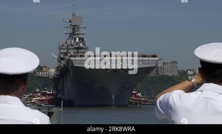 Bildnummer: 54079832  Datum: 26.05.2010  Copyright: imago/Xinhua (100526) -- NEW YORK, May 26, 2010 (Xinhua) -- Two U.S. sailors watch the USS Iwo Jima as the amphibious assault ship arrives at the New York Harbor for Fleet Week in New York, the United States, May 26, 2010. The 23rd annual New York Fleet Week kicked off on the Hudson River Wednesday morning. (Xinhua/Wu Kaixiang) (31)US-NEW YORK-FLEET WEEK PUBLICATIONxNOTxINxCHN Gesellschaft Militär Marine Flottenwoche Flotte Marine kbdig xsk 2010 quer  o0 Schiff, Flugzeugträger    Bildnummer 54079832 Date 26 05 2010 Copyright Imago XINHUA  New Stock Photo