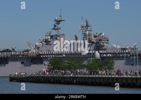 Bildnummer: 54079841 Datum: 26.05.2010 Copyright: imago/Xinhua (100526) -- NEW YORK, 26 maggio 2010 (Xinhua) -- stare sul molo guardando la USS Iwo Jima mentre la nave d'assalto anfibio arriva al porto di New York per la Fleet Week a New York, Stati Uniti, 26 maggio 2010. La 23a settimana annuale della flotta di New York è iniziata sul fiume Hudson mercoledì mattina. (Xinhua/Wu Kaixiang) (29)US-NEW YORK-FLEET WEEK PUBLICATIONxNOTxINxCHN Gesellschaft Militär Marine Flottenwoche flotte Marine kbdig xsk 2010 quer highlight premiumd xint o0 , Schiff Bildnummer 54079841 Date 26 05 2010 Copyright Imag Foto Stock