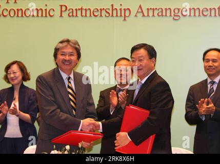 Bildnummer: 54081234 Datum: 27.05.2010 Copyright: imago/Xinhua (100527) -- HONG KONG, 27 maggio 2010 (Xinhua) -- John Tsang (L, front), segretario finanziario del governo della regione amministrativa speciale di Hong Kong (HKSAR), stringe la mano al Vice Ministro del commercio Jiang Zengwei a Hong Kong dopo aver firmato il supplemento VII al Mainland and Hong Kong Closer Economic Partnership Arrangement (CEPA) a Hong Kong, Cina meridionale, il 27 maggio 2010. Il governo centrale cinese e il governo della regione amministrativa speciale di Hong Kong (HKSAR) firmarono un supplemento a un importante accordo commerciale Foto Stock