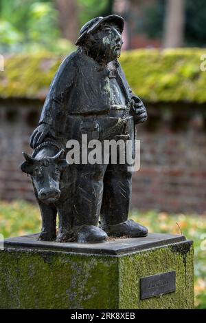 Gruppo di scultura De Driekantige Boeren van Olen / i contadini triangolari sulla piazza del villaggio di Olen, provincia di Anversa, Fiandre, Belgio Foto Stock