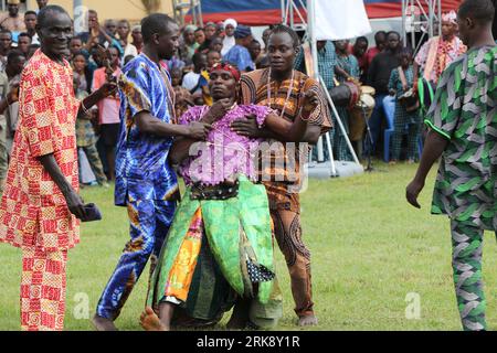 I fedeli di Sango si esibiscono al World Sango Festival, un festival annuale che si tiene tra il popolo Yoruba in onore di Sango, una divinità del tuono e del fuoco che era un guerriero e il terzo re dell'Impero Oyo dopo essere succeduto ad Ajaka suo fratello maggiore. Il festival ospita visitatori da tutto il paese e seguaci da paesi stranieri. Stato di Oyo, Lagos, Nigeria. Foto Stock