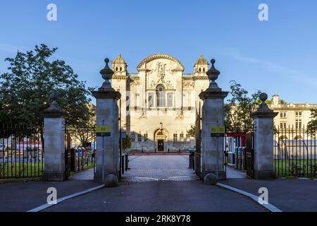 Entrata principale dell'edificio dell'università di Cardiff, Cardiff, Galles Foto Stock