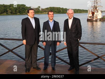 Bildnummer: 54095929 Datum: 31.05.2010 Copyright: imago/Xinhua (100531) -- ROSTOV-ON-DON (RUSSIA), 31 maggio 2010 (Xinhua) -- il presidente russo Dmitry Medvedev (C) pone con il presidente del Consiglio europeo Herman van Rompuy (R) e il presidente della Commissione europea Jose Manuel Barroso a Rostov-sul-Don, Russia, 31 maggio 2010. Il 25° vertice tra la Russia e l'Unione europea (UE) si terrà qui il 31 maggio e il 1° giugno. (Xinhua/Alexandrov) (zw) (2)RUSSIA-ROSTOV-ON-DON-EU-SUMMIT PUBLICATIONxNOTxINxCHN People Politik kbdig xcb 2010 quer premiumd xint Gipfel Bildnummer 54095929 Data 31 05 2010 Copyri Foto Stock