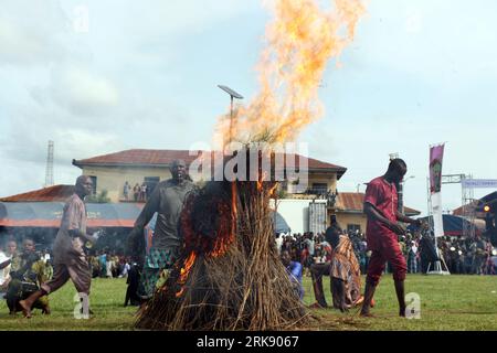 Danafojura, la più antica mascherina del regno di Oyo, si esibisce all'interno di un incendio al World Sango Festival, un festival annuale che si tiene tra il popolo Yoruba in onore di Sango, una divinità del tuono e del fuoco che era un guerriero e il terzo re dell'Impero Oyo dopo essere succeduto ad Ajaka suo fratello maggiore. Il festival ospita visitatori da tutto il paese e seguaci da paesi stranieri. Stato di Oyo, Lagos, Nigeria. Foto Stock