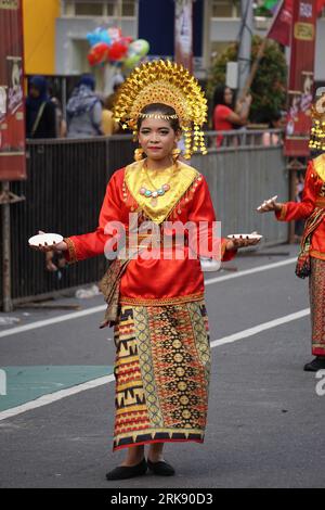 Danza pirata da sumatera ovest al BEN Carnival. Questa danza è un rituale di gratitudine per la gente agli dei dopo aver ottenuto un abbondante raccolto Foto Stock