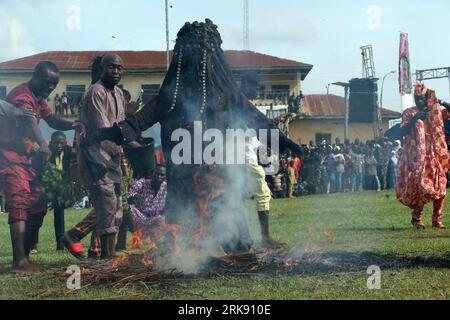 Danafojura, la più antica mascherina del regno di Oyo, si esibisce all'interno di un incendio al World Sango Festival, un festival annuale che si tiene tra il popolo Yoruba in onore di Sango, una divinità del tuono e del fuoco che era un guerriero e il terzo re dell'Impero Oyo dopo essere succeduto ad Ajaka suo fratello maggiore. Il festival ospita visitatori da tutto il paese e seguaci da paesi stranieri. Stato di Oyo, Lagos, Nigeria. Foto Stock