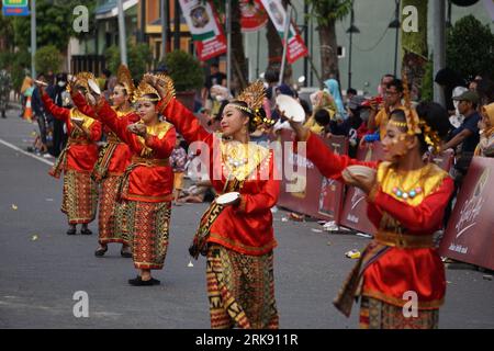 Danza pirata da sumatera ovest al BEN Carnival. Questa danza è un rituale di gratitudine per la gente agli dei dopo aver ottenuto un abbondante raccolto Foto Stock