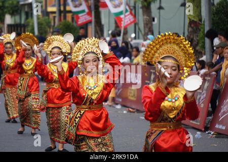 Danza pirata da sumatera ovest al BEN Carnival. Questa danza è un rituale di gratitudine per la gente agli dei dopo aver ottenuto un abbondante raccolto Foto Stock