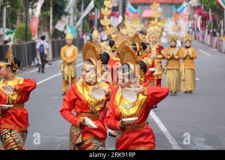 Danza pirata da sumatera ovest al BEN Carnival. Questa danza è un rituale di gratitudine per la gente agli dei dopo aver ottenuto un abbondante raccolto Foto Stock