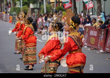 Danza pirata da sumatera ovest al BEN Carnival. Questa danza è un rituale di gratitudine per la gente agli dei dopo aver ottenuto un abbondante raccolto Foto Stock