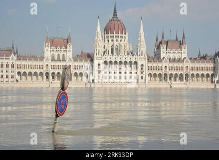 Bildnummer: 54114176 Datum: 07.06.2010 Copyright: imago/Xinhua (100607) -- BUDAPEST, 7 giugno 2010 (Xinhua) -- con l'edificio del parlamento sullo sfondo i cartelli stradali risalgono all'inondazione dopo che il livello dell'acqua del Danubio ha raggiunto i 820 cm a Budapest, capitale dell'Ungheria, il 7 giugno 2010. Il più alto livello d'acqua del Danubio di tutti i tempi a Budapest è stato di 860 cms nel 2006. (Xinhua/Dani Dorko) (1)UNGHERIA-BUDAPEST-DANUBIO RISE PUBLICATIONxNOTxINxCHN Gesellschaft Naturkatatstrophe Hochwasser Flut Überschwemmung kbdig xdp premiumd xint 2010 quer o0 Gebäude Parlamentsgebäude Parlament o00 Donau Bildn Foto Stock