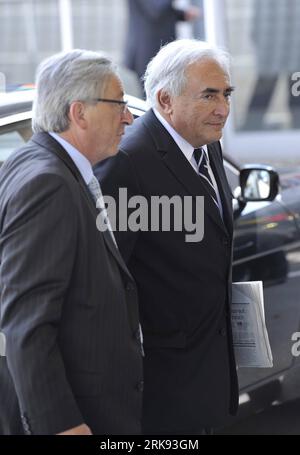 Bildnummer: 54114199  Datum: 07.06.2010  Copyright: imago/Xinhua  President of Eurogroup and Luxembourg Prime Minister Jean-Claude Juncker (L) and Managing Director of International Monetary Fund (IMF) Dominique Strauss-Kahn arrive at the Eurozone financial ministers meeting in Luxembourg, June 7, 2010. Finance ministers of the 16-member Eurozone are meeting here on Monday to finalize details of the rescue package agreed about one month ago to assure markets rattled by the European debt crisis. (Xinhua/Wu Wei) (zhs) (1)LUXEMBOURG-EUROZONE-FINANCE-MINISTERS-MEETING PUBLICATIONxNOTxINxCHN People Stock Photo