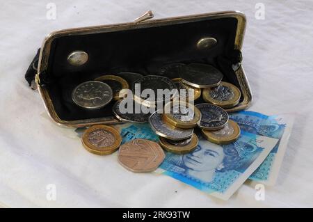 borsetta e contanti da donna, sterline Foto Stock