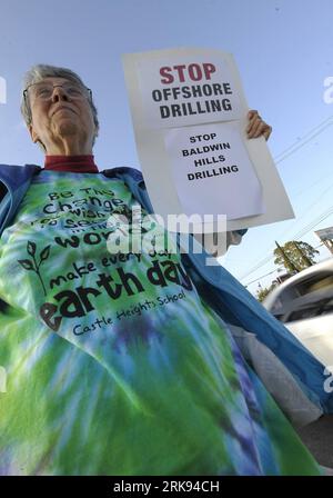 Bildnummer: 54121044  Datum: 08.06.2010  Copyright: imago/Xinhua (100609) -- LOS ANGELES, June 9, 2010 (Xinhua) -- A person protests against the Gulf of Mexico oil spill in Los Angeles, the United States, on June 8, 2010. The Deepwater Horizon drilling rig, owned by Transocean and leased by BP, sank April 22 some 52 km off Venice, Louisiana, after burning for roughly 36 hours. The untapped wellhead continues gushing oil into the Gulf of Mexico. The White House has called the spill the biggest environmental disaster that the country has ever faced. (Xinhua/Qi Heng) (nxl) U.S.-LOS ANGELES-OIL SP Stock Photo