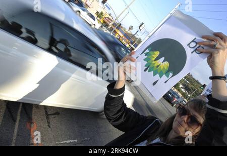 Bildnummer: 54121045 Datum: 08.06.2010 Copyright: imago/Xinhua (100609) -- LOS ANGELES, 9 giugno 2010 (Xinhua) -- Una donna protesta contro la fuoriuscita di petrolio nel Golfo del Messico a Los Angeles, negli Stati Uniti, l'8 giugno 2010. Il carro di perforazione Deepwater Horizon, di proprietà della Transocean e affittato dalla BP, affondò il 22 aprile a circa 52 km al largo di Venice, Louisiana, dopo aver bruciato per circa 36 ore. La testa di pozzo non sfruttata continua a spillare petrolio nel Golfo del Messico. La Casa Bianca ha definito la fuoriuscita il più grande disastro ambientale che il paese abbia mai affrontato. (Xinhua/Qi Heng) (nxl) U.S.-LOS ANGELES-OLIO SPI Foto Stock