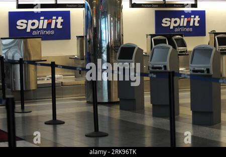 Bildnummer: 54144585  Datum: 14.06.2010  Copyright: imago/Xinhua (100614) -- NEW YORK, June 14, 2010 (Xinhua) -- The check-in counters of the Spirit Airlines are shut down in LaGuardia Airport, New York, the United States, June 14, 2010. Spirit Airlines cancels all of its flight through Tuesday as the pilot s strike continues. Spirit pilots started the first strike Saturday amid an ongoing contract dispute with the airline. (Xinhua/Shen Hong) (3)US-NEW YORK-SPIRIT-STRIKE PUBLICATIONxNOTxINxCHN Objekte Check In Schalter Automat kbdig xdp 2010 quer o00 Streik, Pilotenstreik, Wirtschaft, Leere Stock Photo