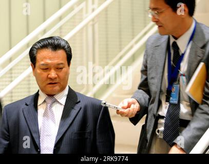 Bildnummer: 54146375 Datum: 14.06.2010 Copyright: imago/Xinhua (100615) -- NEW YORK, 15 giugno 2010 (Xinhua) -- Un reporter intervista sin Son ho (L), rappresentante permanente della RPDC alle Nazioni Unite, dopo che il Consiglio di sicurezza delle Nazioni Unite ha tenuto due riunioni separate con la Repubblica di Corea (ROK) e la Repubblica Democratica di Corea (RPDC) per discutere il caso di affondamento della nave da guerra della ROK a New York, negli Stati Uniti, il 14 giugno 2010. Il Consiglio di sicurezza delle Nazioni Unite è gravemente preoccupato per l'incidente riguardante l'affondamento della nave da guerra Cheonan della Repubblica di Corea (ROK), ha detto lunedì il presidente del consiglio. ( Foto Stock