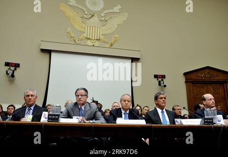 Bildnummer: 54146850 Datum: 15.06.2010 Copyright: imago/Xinhua (100615) -- WASHINGTON, 15 giugno 2010 (Xinhua) -- (da L a R) Rex Tillerson, presidente e CEO di ExxonMobil, John Watson, presidente e CEO di Chevron, James Mulva, presidente e CEO di ConocoPhillips, Marvin Odum, presidente della Shell Oil Company, e Lamar McKay, presidente e presidente di BP America, Inc., partecipa a un'audizione sul futuro dell'energia dell'America davanti al Comitato per l'energia e il commercio della camera di Capitol Hill a Washington D.C., capitale degli Stati Uniti, il 15 giugno 2010. (Xinhua/Zhang Jun) (zw) (2)U.S.-WASHINGTON-HEARING-ENERG Foto Stock