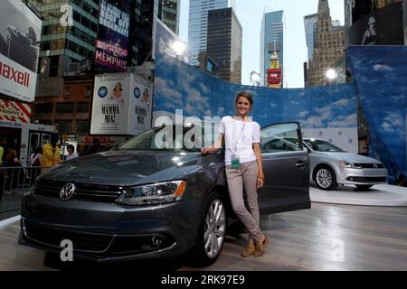 Bildnummer: 54146868 Datum: 15.06.2010 Copyright: imago/Xinhua (100615) -- NEW YORK, 15 giugno 2010 (Xinhua) -- la nuova Volkswagen Jetta del 2011 viene presentata durante il suo debutto mondiale a Times Square a New York, negli Stati Uniti, 15 giugno 2010. (Xinhua/Wu Kaixiang) (zw) (5)U.S.-NEW YORK-VOLKSWAGEN-JETTA-LAUNCH PUBLICATIONxNOTxINxCHN Wirtschaft Pressetermin Volkswagen Präsentation kbdig xdp premiumd xint 2010 quer o00 Auto Bildnummer 54146868 2011 Data 15 06 2010 Copyright Imago XINHUA New York 15 giugno 2010 XINHUA il debutto di Volkswagen World Times È presentato in OCCASIONE di Jetta Foto Stock