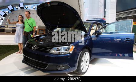 Bildnummer: 54146866 Datum: 15.06.2010 Copyright: imago/Xinhua (100615) -- NEW YORK, 15 giugno 2010 (Xinhua) -- la nuovissima Volkswagen Jetta del 2011 viene presentata durante il suo debutto mondiale a Times Square a New York, negli Stati Uniti, 15 giugno 2010. (Xinhua/Wu Kaixiang) (zw) (4)U.S.-NEW YORK-VOLKSWAGEN-JETTA-LAUNCH PUBLICATIONxNOTxINxCHN Wirtschaft Pressetermin Volkswagen Präsentation kbdig xdp premiumd xint 2010 quer o00 Auto Bildnummer 54146866 2011 Data 15 06 2010 Copyright Imago XINHUA New York 15 giugno 2010 XINHUA il debutto È stato presentato durante i suoi tempi di Volkswagen Foto Stock