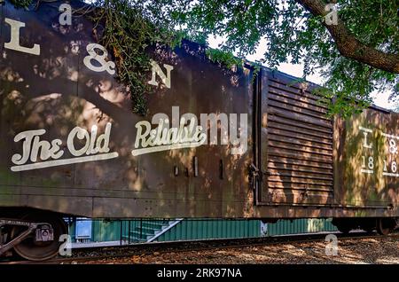 Un vagone ferroviario di Louisville e Nashville si trova all'esterno dello storico Foley Train Depot, che ora ospita il Foley Railroad Museum a Foley, Alabama. Foto Stock