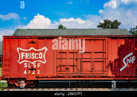 Il box car 4722 della ferrovia Saint Louis-San Francisco si trova all'esterno del Foley Train Depot, che ora ospita il Foley Railroad Museum a Foley, Alabama. Foto Stock