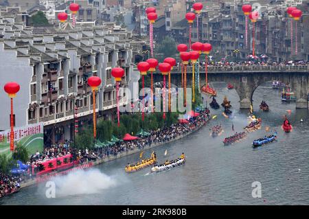 Bildnummer: 54149129 Datum: 16.06.2010 Copyright: imago/Xinhua (100616) -- ZHENYUAN, 16 giugno 2010 (Xinhua) -- concorrenti su barche draghi navigano nella zona panoramica del fiume Wuyang durante la 27a gara di barche draghi tradizionali di Zhenyuan a Zhenyuan, nella provincia di Guizhou, nella Cina sud-occidentale, 16 giugno 2010. (Xinhua/Chen Peiliang)(mcg) (2)CHINA-GUIZHOU-ZHENYUAN-DRAGON BOAT (CN) PUBLICATIONxNOTxINxCHN Gesellschaft kbdig xkg 2010 quer Aufmacher premiumd xint o0 Fluss Gebäude Drachenboot o00 totale Bildnummer 54149129 Date 16 06 2010 Copyright Imago XINHUA Zhenyuan 16 giugno 2010 Foto Stock