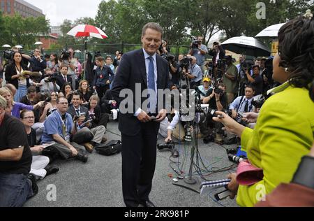 Bildnummer: 54149088 Datum: 16.06.2010 Copyright: imago/Xinhua (100616) - WASHINGTON, 16 giugno 2010 (Xinhua) - il presidente britannico del petrolio Carl-Henric Svanberg (C) parla ai media dopo aver incontrato il presidente degli Stati Uniti alla Casa Bianca a Washington D.C., negli Stati Uniti, il 16 giugno 2010. Mercoledì il presidente degli Stati Uniti Barack Obama ha annunciato che il gigante petrolifero britannico BP ha accettato di investire circa 20 miliardi di dollari statunitensi in un conto fiduciario per rivendicazioni relative alla fuoriuscita di petrolio nel Golfo del Messico, dopo aver parlato con i principali dirigenti della BP alla Casa Bianca. (Xinhua/Zhang Jun) (zw) (1)U.S.-WASHINGTON-OIL SPIL Foto Stock