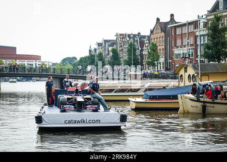 Zandvoort, paga Bas. 24 agosto 2023. RICCIARDO Daniel (aus), pilota della Scuderia AlphaTaurii, che presenta l'asta #DirectFromTheGrid Catawiki.com su un canale di Amsterdam, a bordo di una barca con la sua ex Toro Rosso STR7, durante il Gran Premio d'Olanda di Formula 1 2023 Heineken, tredicesima prova del Campionato del mondo di Formula 1 2023 dal 25 al 28 agosto, 2023 sul circuito di Zandvoort, a Zandvoort, Paesi Bassi - foto Florent Gooden/DPPI Credit: DPPI Media/Alamy Live News Foto Stock