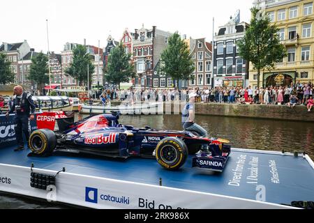 Zandvoort, paga Bas. 24 agosto 2023. RICCIARDO Daniel (aus), pilota della Scuderia AlphaTaurii, che presenta l'asta #DirectFromTheGrid Catawiki.com su un canale di Amsterdam, a bordo di una barca con la sua ex Toro Rosso STR7, durante il Gran Premio d'Olanda di Formula 1 2023 Heineken, tredicesima prova del Campionato del mondo di Formula 1 2023 dal 25 al 28 agosto, 2023 sul circuito di Zandvoort, a Zandvoort, Paesi Bassi - foto Florent Gooden/DPPI Credit: DPPI Media/Alamy Live News Foto Stock