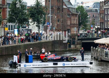 Zandvoort, paga Bas. 24 agosto 2023. RICCIARDO Daniel (aus), pilota della Scuderia AlphaTaurii, che presenta l'asta #DirectFromTheGrid Catawiki.com su un canale di Amsterdam, a bordo di una barca con la sua ex Toro Rosso STR7, durante il Gran Premio d'Olanda di Formula 1 2023 Heineken, tredicesima prova del Campionato del mondo di Formula 1 2023 dal 25 al 28 agosto, 2023 sul circuito di Zandvoort, a Zandvoort, Paesi Bassi - foto Florent Gooden/DPPI Credit: DPPI Media/Alamy Live News Foto Stock