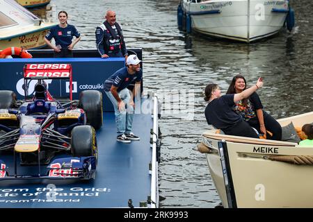 Zandvoort, paga Bas. 24 agosto 2023. RICCIARDO Daniel (aus), pilota della Scuderia AlphaTaurii, che presenta l'asta #DirectFromTheGrid Catawiki.com su un canale di Amsterdam, a bordo di una barca con la sua ex Toro Rosso STR7, durante il Gran Premio d'Olanda di Formula 1 2023 Heineken, tredicesima prova del Campionato del mondo di Formula 1 2023 dal 25 al 28 agosto, 2023 sul circuito di Zandvoort, a Zandvoort, Paesi Bassi - foto Florent Gooden/DPPI Credit: DPPI Media/Alamy Live News Foto Stock