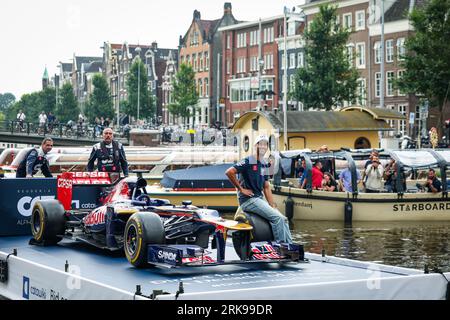 RICCIARDO Daniel (aus), pilota della Scuderia AlphaTaurii, che presenta l'asta #DirectFromTheGrid Catawiki.com su un canale di Amsterdam, a bordo di una barca con la sua ex Toro Rosso STR7, durante il Gran Premio d'Olanda di Formula 1 2023 Heineken, tredicesima prova del Campionato del mondo di Formula 1 2023 dal 25 al 28 agosto, 2023 sul circuito di Zandvoort, a Zandvoort, Paesi Bassi Foto Stock