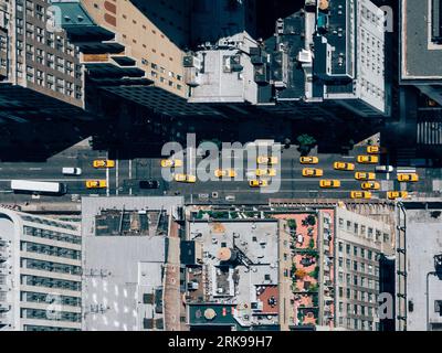 Vista aerea dei taxi per le strade di New York City. I taxi percorrevano una strada/avenue a Manhattan, New York, visto dall'alto. Foto Stock