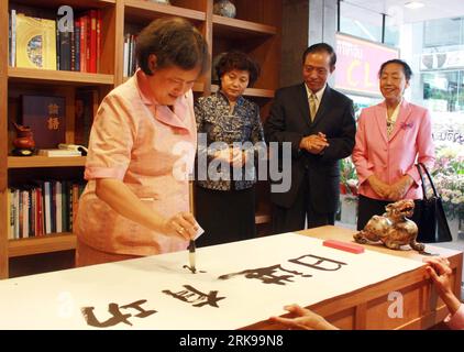 Bildnummer: 54154646  Datum: 19.06.2010  Copyright: imago/Xinhua (100619) -- BANGKOK, June 19, 2010 (Xinhua) -- Thai Princess Maha Chakri Sirindhorn writes a piece of calligraphy at an institute for the teaching of Chinese language in Bangkok June 19, 2010. The institute officially opened here Saturday. (Xinhua/Huang zheyu) (nxl) (1)THAILAND-BANGKOK-CHINESE LANGUAGE-INSTITUTE PUBLICATIONxNOTxINxCHN People Adel Königshaus kbdig xkg 2010 quer  o0 Einweihung, Eröffnung, Sprachschule, Kalligraphie    Bildnummer 54154646 Date 19 06 2010 Copyright Imago XINHUA  Bangkok June 19 2010 XINHUA Thai Princ Stock Photo