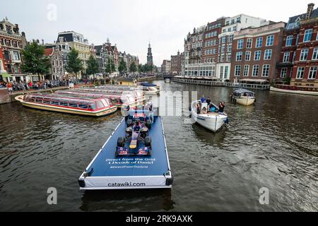 RICCIARDO Daniel (aus), pilota della Scuderia AlphaTaurii, che presenta l'asta #DirectFromTheGrid Catawiki.com su un canale di Amsterdam, a bordo di una barca con la sua ex Toro Rosso STR7, durante il Gran Premio d'Olanda di Formula 1 2023 Heineken, tredicesima prova del Campionato del mondo di Formula 1 2023 dal 25 al 28 agosto, 2023 sul circuito di Zandvoort, a Zandvoort, Paesi Bassi Foto Stock