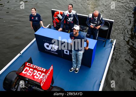 RICCIARDO Daniel (aus), pilota della Scuderia AlphaTaurii, che presenta l'asta #DirectFromTheGrid Catawiki.com su un canale di Amsterdam, a bordo di una barca con la sua ex Toro Rosso STR7, durante il Gran Premio d'Olanda di Formula 1 2023 Heineken, tredicesima prova del Campionato del mondo di Formula 1 2023 dal 25 al 28 agosto, 2023 sul circuito di Zandvoort, a Zandvoort, Paesi Bassi Foto Stock