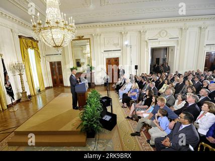 Bildnummer: 54163154 Datum: 22.06.2010 Copyright: imago/Xinhua (100622) -- WASHINGTON, 22 giugno 2010 (Xinhua) -- il presidente degli Stati Uniti Barack Obama (L) parla durante un evento per celebrare il 90-day anniversario della firma del Affordable Care Act presso la East Room della Casa Bianca a Washington D.C., capitale degli Stati Uniti, il 22 giugno 2010. Tre mesi dopo che Obama ha firmato il disegno di legge sulla sanità, martedì la Casa Bianca ha rilasciato nuove normative che attuano le disposizioni di tutela dei consumatori incluse nella legge. (Xinhua/Zhang Jun) (zw) (1)U.S.-WASHINGTON-OBAMA-HEALTH CARE BILL PUBLICATI Foto Stock